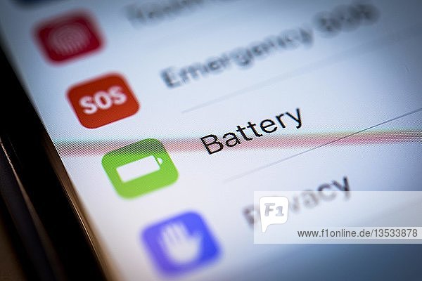 Batterieeinstellungen angezeigt ein iPhone  iOS  Smartphone  Display  Nahaufnahme  Detail  Deutschland  Europa