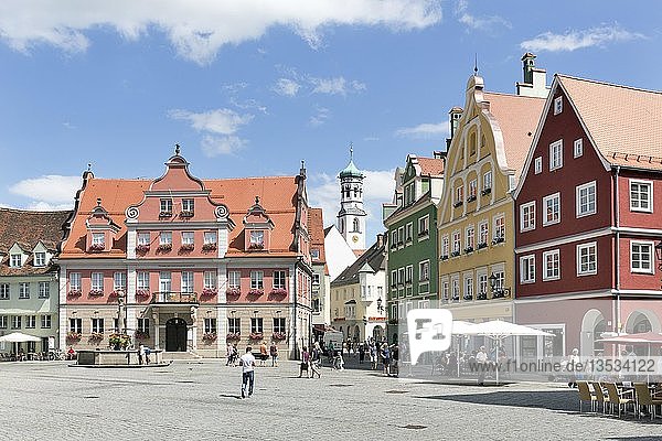 Haus der Großzunft und historische Bürgerhäuser am Markt Memmingen Schwaben Bayern Deutschland Europa