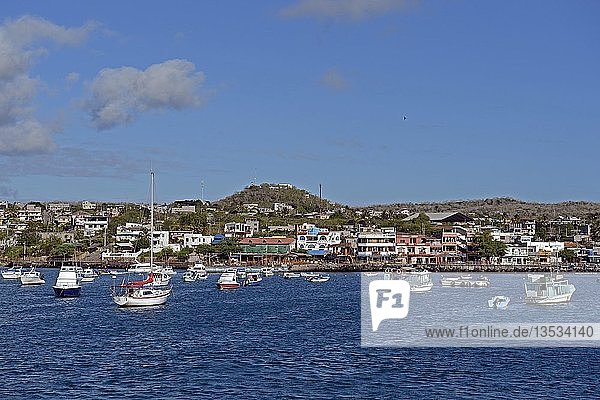 Blick von einem Boot auf den Hafen von Puerto Baquerizo Moreno  Insel San Cristobal  Galapagos Inseln  Ecuador  Südamerika