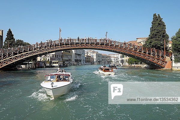 Accademia-Brücke  Ponte Accademia  Motorboote im Canal Grande  Venedig  Venetien  Italien  Europa
