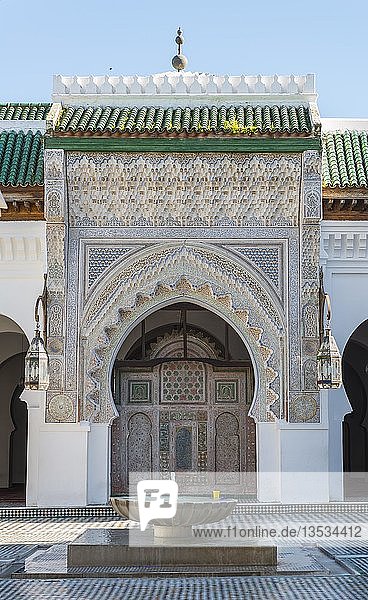 Innenhof mit Brunnen  Universität und Moschee Al-Qarawiyyin  Al Quaraouiyine oder Al-Karaouine  Fes  Fez  Marokko  Afrika