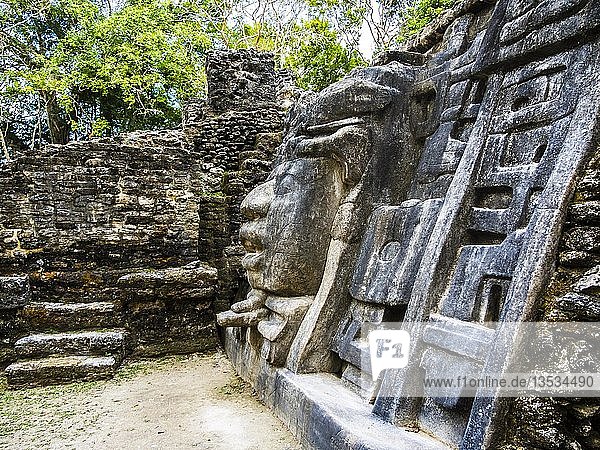 Maya-Stätte  Lamanei-Masken-Tempel  archäologische Stätte Lamanai  Bezirk Orange Walk  Halbinsel Yucatan  Belize  Mittelamerika