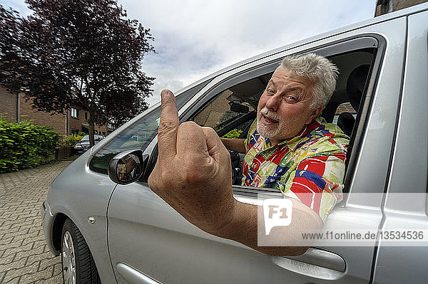 Autofahrer zeigt den Finger  Grevenbroich  Rheinland  Nordrhein-Westfalen  Deutschland  Europa