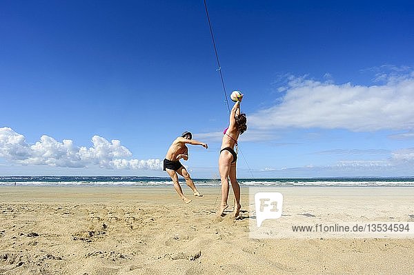 Zwei junge Leute spielen Volleyball am Atlantikstrand  Finistere  Bretagne  Frankreich  Europa