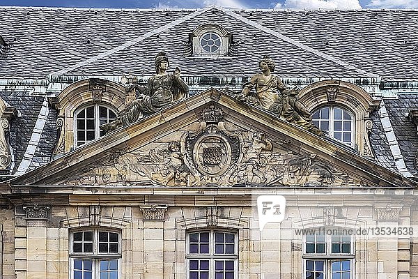 Giebel mit Skulpturen  Innenhof des Palais Ruhan  Straßburg  Elsass  Frankreich  Europa