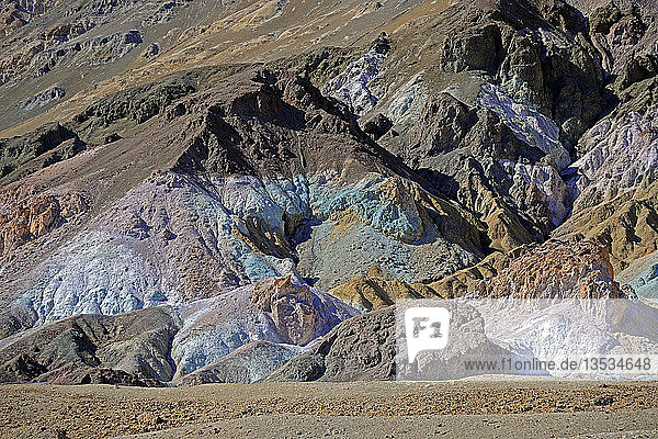 Von Mineralien gefärbte Steine bei der Künstlerpalette im Abendlicht  Death Valley National Park  Kalifornien  USA  Nordamerika