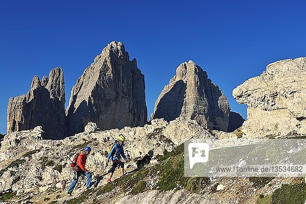 Wanderer beim Aufstieg zum Paternkofel mit Blick auf die Drei Zinnen  Sextner Dolomiten  Hochpustertal  Südtirol  Italien  Europa