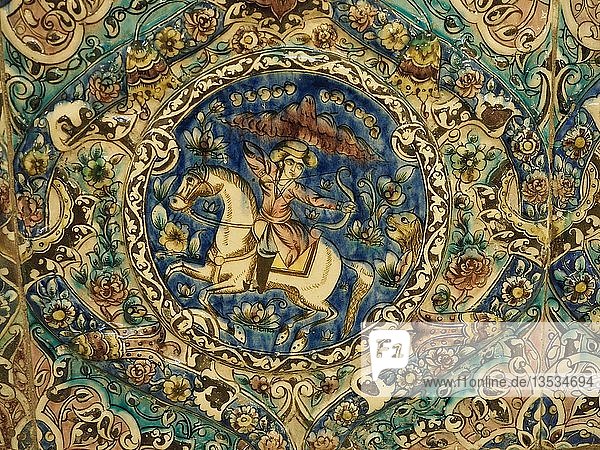 Reiter zu Pferd  Jagdszene  floraler Dekor  Wandmalerei  glasierte Fliesen  Golestan-Palast oder Golestan-Palast  Teheran  Iran  Asien