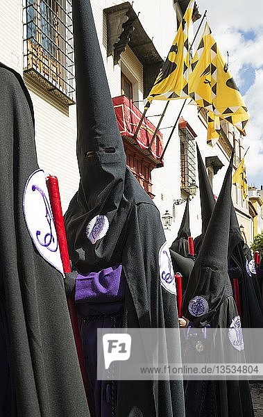 Büßer in der Semana Santa  der Karwoche  Sevilla  Andalusien  Spanien  Europa