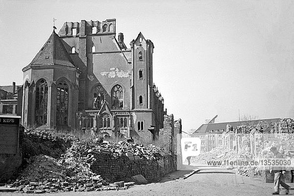 Ruine der Matthäikirche abgerissen 1949 Foto von 1948 im Hintergrund die Hauptfeuerwache Große Fleischergasse Leipzig Sachsen DDR Deutschland Europa
