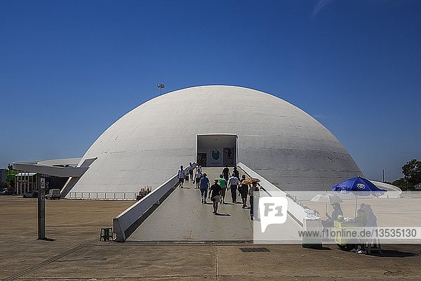 Nationalmuseum  Außenansicht  Eingangsbereich  Architekt Oscar Niemeyer  Brasília  Bundesdistrikt  Brasilien  Südamerika