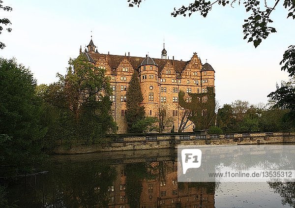 Schloss Neuenstein  ursprünglich stauferzeitliche Wasserburg  Standort des Hohenlohe-Zentralarchivs  Neuenstein  Hohenlohe  Baden-Württemberg  Deutschland  Europa