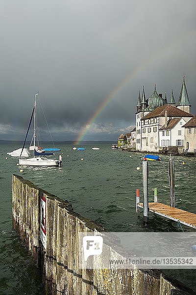 Stimmungsvolles Licht mit einem Regenbogen im Hafen von Steckborn  Bodensee  Kanton Thurgau  Schweiz  Europa