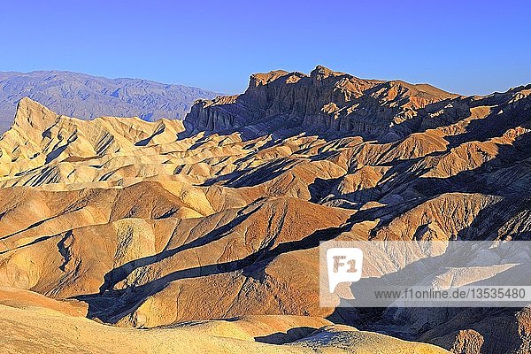 Farbige Felsformationen im Morgenlicht  Zabriske Point  Death Valley National Park  Kalifornien  USA  Nordamerika
