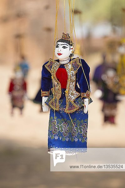 Marionetten als Souvenir im Htilominlo-Tempel  Bagan  Myanmar  Asien