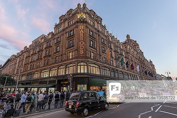 Kaufhaus Harrods  blaue Stunde  London  Großbritannien