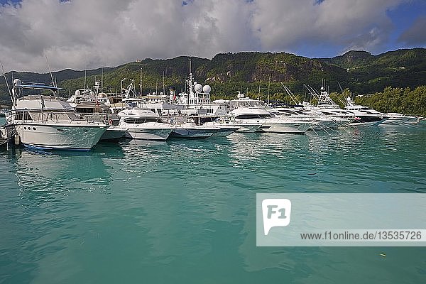 Jachthafen  Hafen mit Luxusjachten  künstliche Insel Eden Island vor Mahe  Seychellen  Afrika