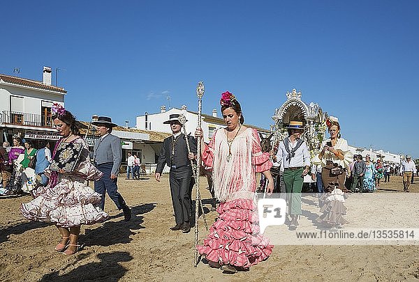 Leute in traditioneller Kleidung Pfingsten Wallfahrt von EL Rocio Huelva-Provinz Andalusien Spanien Europa