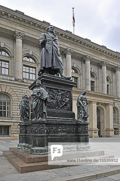 Denkmal für den Freiherrn vom Stein vor dem Preußischen Landtag  Abgeordnetenhaus  Berlin  Deutschland  Europa
