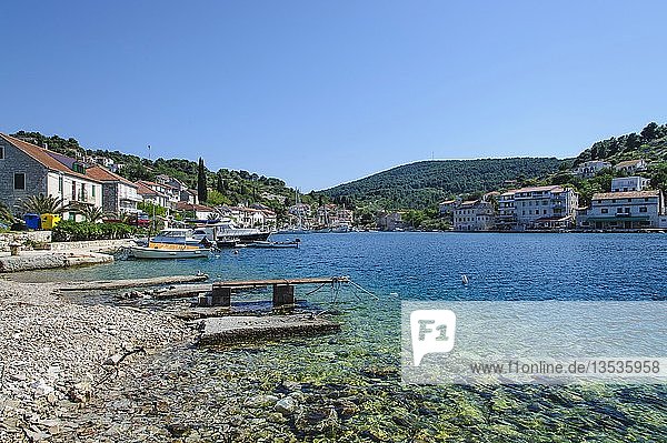 Bucht und Hafen von Stomorska  Insel Solta  Kroatien  Europa