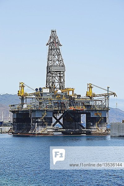 Ölbohrplattform im Hafen  Insel Santa Cruz  Teneriffa  Kanarische Inseln  Spanien  Europa