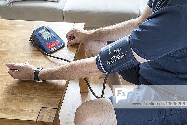 Blutdruckmessung  mit einem automatischen Oberarm-Blutdruckmessgerät  Deutschland  Europa
