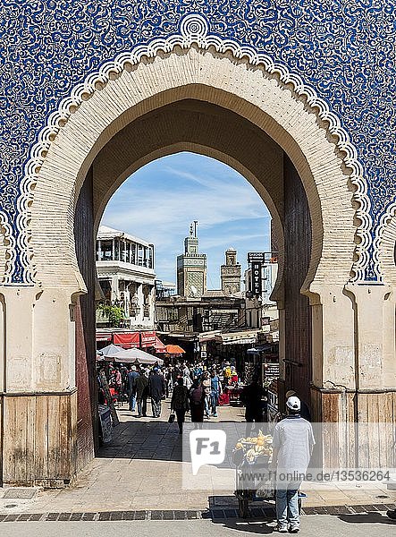 Einheimische vor dem Bab Boujeloud, Blaues Tor von Fes, Minarett der ...