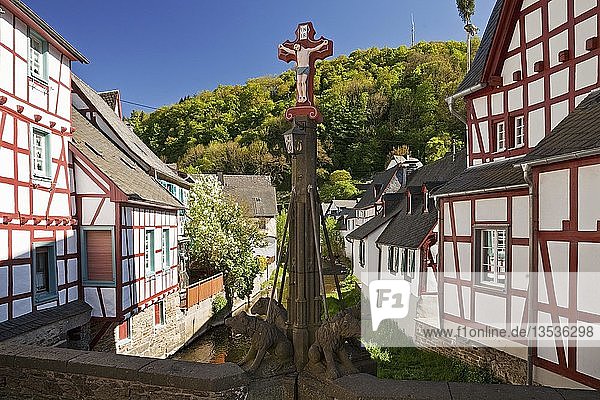 Historischer Ortskern mit Fachwerkhäusern am Elzbach  Monreal  Eifel  Rheinland Pfalz  Deutschland  Europa