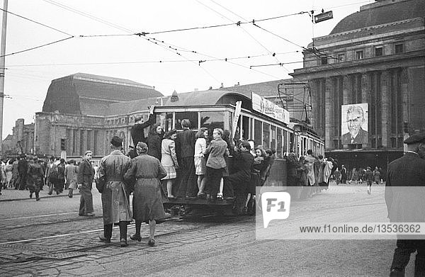Trittbrettfahrer  überfüllte Straßenbahn  1948  Leipzig  Sachsen  DDR  Deutschland  Europa