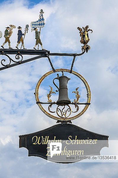 Hängendes Ladenschild am Haus der Zinngießerei Schweizer in Dießen am Ammersee  Oberbayern  Bayern  Deutschland  Europa
