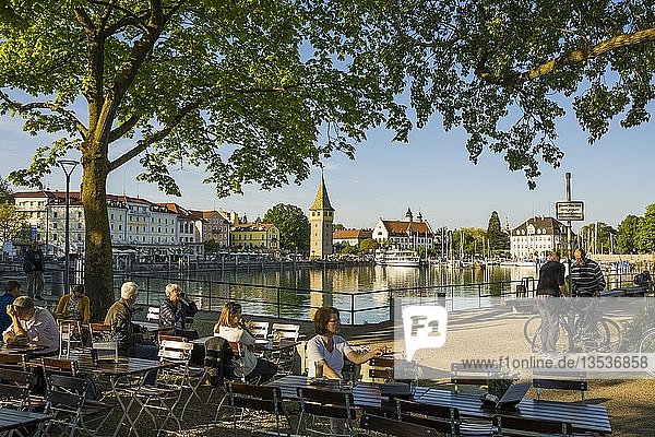 Biergarten am Hafen  Lindau  Bodensee  Bayern  Deutschland  Europa