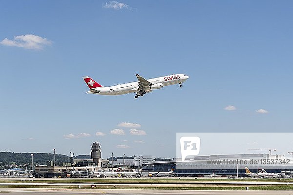 Airbus A330-343 der Fluggesellschaft Swiss beim Start auf dem Flughafen Zürich  Schweiz  Europa