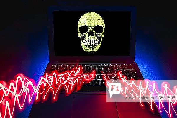 Laptop mit Totenkopf am Bildschirm Symbolbild Malware Virenalarm Computerkriminalität Datenschutz Baden-Württemberg Deutschland Europa