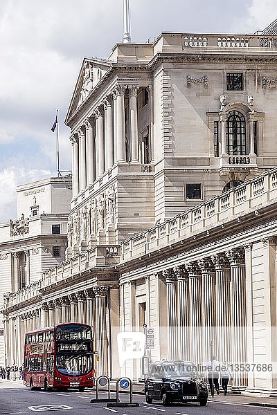 Roter Bus und englisches Taxi vor Bank of England Finanzviertel London Großbritannien Europa