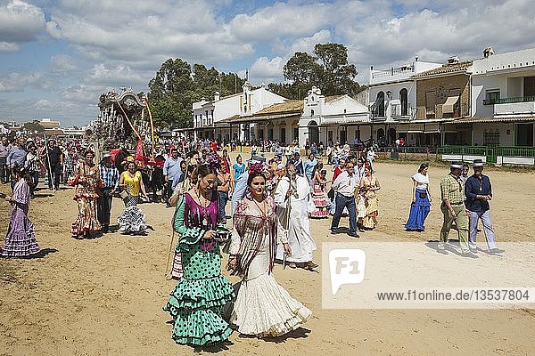 Leute in traditioneller Kleidung mit verzierten Ochsenkarren Pfingsten Wallfahrt von EL Rocio Huelva-Provinz Andalusien Spanien Europa