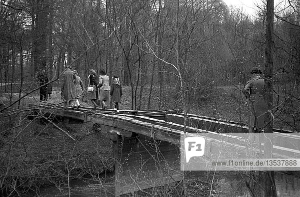 Gestohlene Brückenbretter 1948 Leipzig Sachsen DDR Deutschland Europa