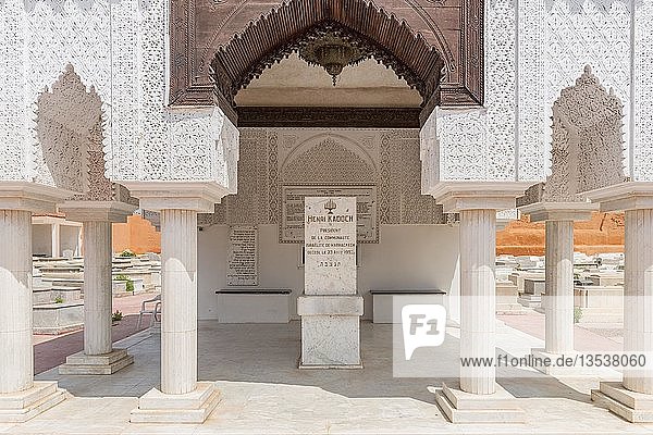Mausoleum mit Inschrift  typische weiße Gräber  Alter jüdischer Friedhof Miaara  Marrakesch  Marokko  Afrika