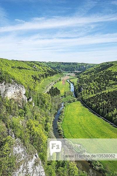 Blick auf das obere Donautal vom Knopfmacherfelsen aus gesehen  Baden-Württemberg  Deutschland  Europa