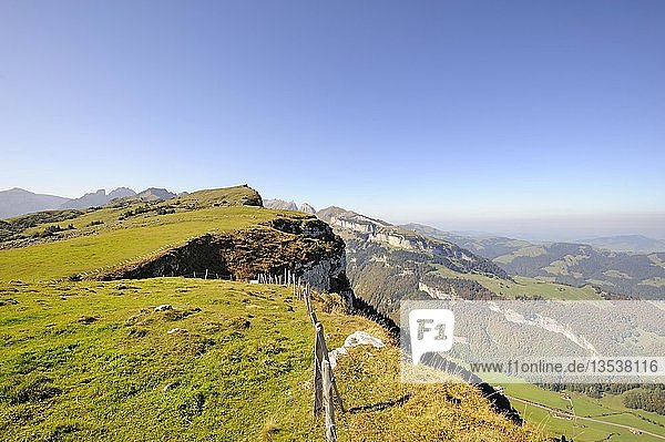 Steilhang auf dem Hochplateau Alp Sigel  1730 m  mit Blick über das Appenzellerland Richtung Ebenalp  Kanton Appenzell Innerrhoden  Schweiz  Europa