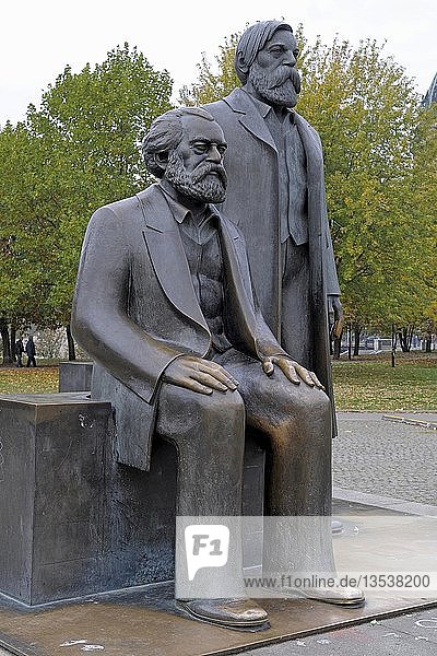 Statuen von Karl Marx und Friedrich Engels im sogenannten Marx-Engels-Forum  Alexanderplatz  Berlin  Deutschland  Europa