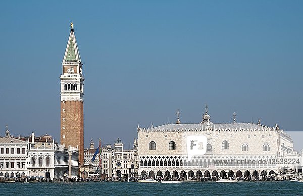 Blick auf den Markusplatz  Piazza San Marco  mit Dogenpalast  Palazzo Ducale und Campanile  Venedig  Veneto  Italien  Europa