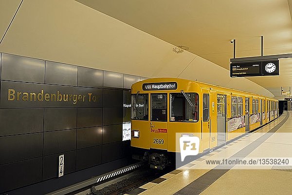 Eine Berliner U-Bahn  die am Bahnhof Brandenburger Tor hält  Berlin  Berlin  Berlin  Deutschland  Europa