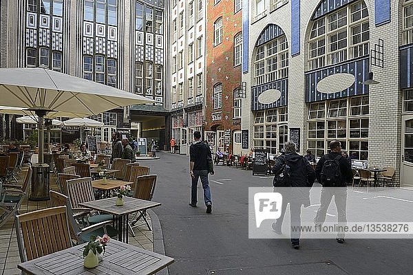 Touristen im Innenhof der Hackeschen Höfe  Hackescher Markt  Berlin  Deutschland  Europa
