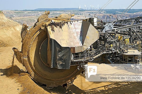 Blick über das Schaufelrad eines Baggers auf ein Kohlekraftwerk  Grevenbroich  Nordrhein-Westfalen  Deutschland  Europa