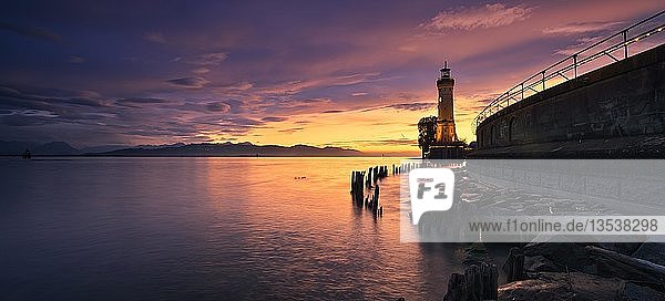 Sonnenuntergang am Bodensee  Seebrücke mit Leuchtturm im Hafen von Lindau  Bodensee  Bayern  Deutschland  Europa