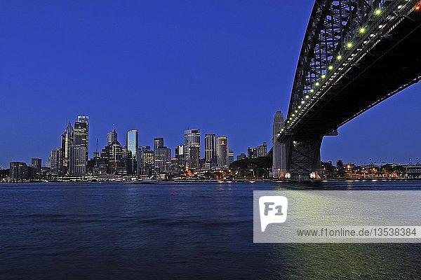 Skyline von Sydney mit der Harbour Bridge und dem Central Business District bei Sonnenaufgang  Sydney  Australien  Ozeanien