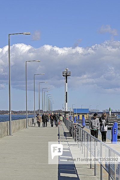 Touristen auf der Mole im historischen Hafen von Stralsund  Mecklenburg-Vorpommern  Deutschland  Europa  PublicGround  Europa