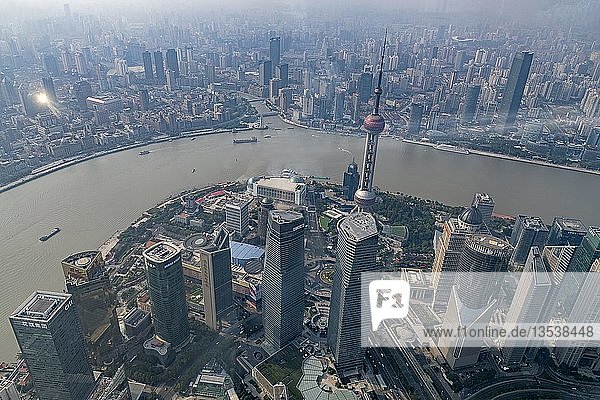 Blick vom Shanghai Tower zum Oriental Pearl Tower  Pudong  Shanghai  China  Asien