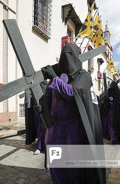 Büßer mit Kreuz bei der Semana Santa Prozession Karwoche Sevilla Andalusien Spanien Europa