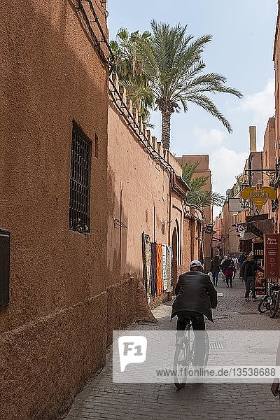 Enge Gasse  Einheimischer auf Fahrrad  Medina  Marrakesch  Marokko  Afrika